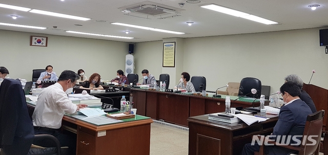 [대구=뉴시스] 이지연 기자 = 23일 오전 대구 달서구의회 경제도시위원회가 행정사무 감사를 진행하고 있다. 2020.06.23. ljy@newsis.com