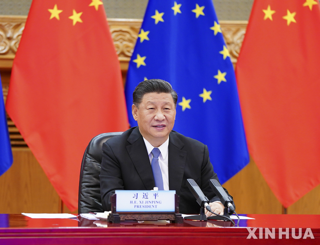  [베이징=신화/뉴시스]시진핑 중국 국가주석이 22일(현지시간) 중국 베이징에서 샤를 미셸 EU(유럽연합) 상임의장, 우르술라 폰 데어 라이엔 EU 집행위원장과 화상회의를 하고 있다. 2020.06.23.&nbsp; 