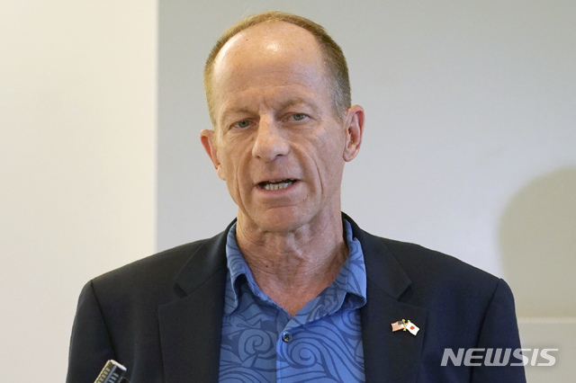  [나리타=AP/뉴시스] 데이비드 스틸웰 미국 국무부 동아시아·태평양 담당 차관보는 14일(현지시간) 남중국해 영유권 문제를 놓고 동남아 연안국과 강들을 벌이는 중국을 "현대판 동인도회사"라며 비난했다. 사진은 작년 7월11일 일본 도쿄 나리타공항에서 기자들의 질문에 답하는 스틸웰 차관보의 모습. 2020.7.15. 