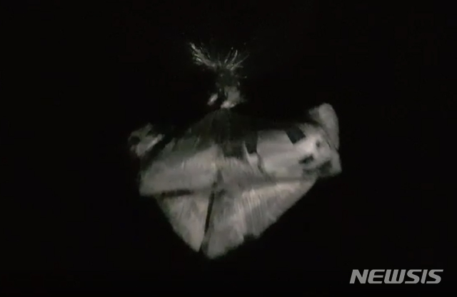 [서울=뉴시스]자유북한운동연합 회원들이 22일 밤 경기도 파주시 월롱면 덕은리에서 대북전단을 살포하고 있다. (사진=자유북한운동연합 제공) 2020.06.23.&nbsp; photo@newsis.com