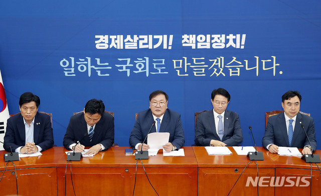 [서울=뉴시스] 최동준 기자 = 김태년 더불어민주당 원내대표가 23일 서울 여의도 국회에서 열린 원내대책회의에서 모두발언을 하고 있다. 2020.06.23.&nbsp; photocdj@newsis.com