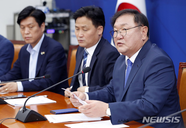 [서울=뉴시스] 최동준 기자 = 김태년 더불어민주당 원내대표가 23일 서울 여의도 국회에서 열린 원내대책회의에서 모두발언을 하고 있다. 2020.06.23.&nbsp; photocdj@newsis.com