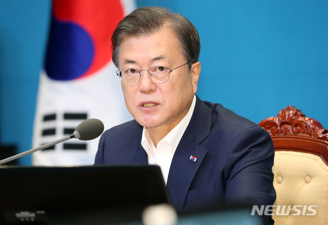 [서울=뉴시스]박영태 기자 = 문재인 대통령이 23일 오전 청와대 여민관에서 열린 제32회 국무회의 및 수도권 방역 대책회의에 참석해 발언하고 있다. 2020.06.23. since1999@newsis.com
