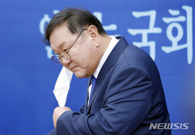 [서울=뉴시스] 최동준 기자 = 김태년 더불어민주당 원내대표가 23일 서울 여의도 국회에서 열린 원내대책회의에 입장하고 있다. 2020.06.23.&nbsp; photocdj@newsis.com