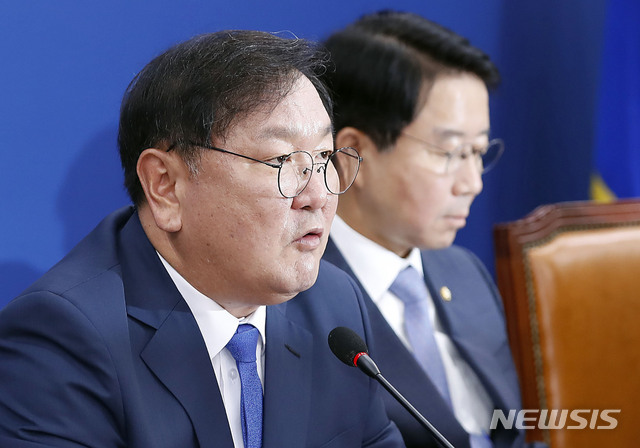 [서울=뉴시스] 최동준 기자 = 김태년 더불어민주당 원내대표가 23일 서울 여의도 국회에서 열린 원내대책회의에서 모두발언을 하고 있다. 2020.06.23. photocdj@newsis.com