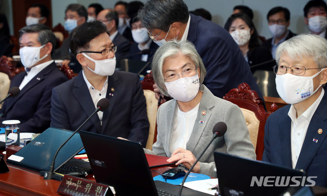 [서울=뉴시스]박영태 기자 = 강경화 외교부장관이 23일 오전 청와대 여민관에서 열린 제32회 국무회의 및 수도권 방역 대책회의에 참석해 앉아 있다. 2020.06.23.since1999@newsis.com