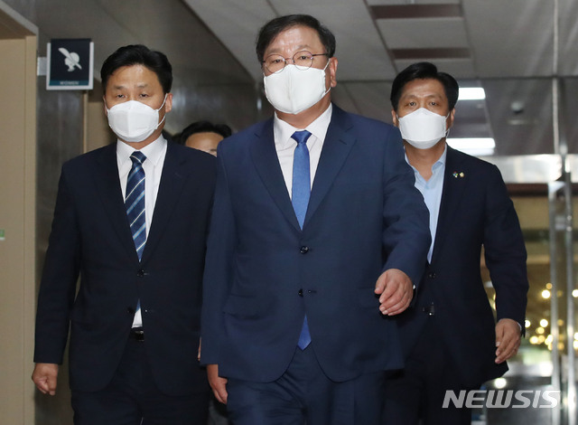[서울=뉴시스] 김진아 기자 = 더불어민주당 김태년 원내대표, 김영진 원내총괄수석부대표등이 23일 국회의장과 면담을 위해 서울 여의도 국회 의장실로 향하고 있다. 2020.06.23. bluesoda@newsis.com
