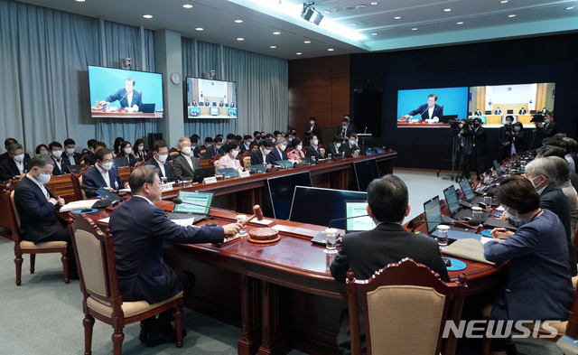 [서울=뉴시스]박영태 기자 = 문재인 대통령이 23일 오전 청와대 여민관에서 열린 제32회 국무회의 및 수도권 방역 대책회의에 참석해 의사봉을 두드리고 있다. 2020.06.23.since1999@newsis.com