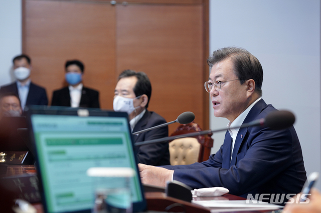 [서울=뉴시스]박영태 기자 = 문재인 대통령이 23일 오전 청와대 여민관에서 열린 제32회 국무회의 및 수도권 방역 대책회의에 참석해 발언을 하고 있다. 2020.06.23.since1999@newsis.com
