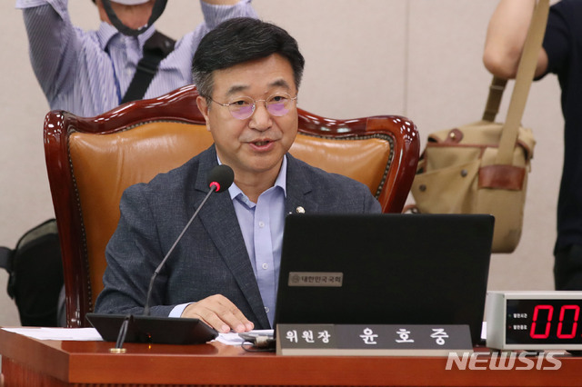 [서울=뉴시스] 김진아 기자 = 윤호중 국회 법사위원장이 23일 서울 여의도 국회에서 열린 법제사법위원회 전체회의에서 발언을 하고 있다. 2020.06.23.&nbsp; bluesoda@newsis.com