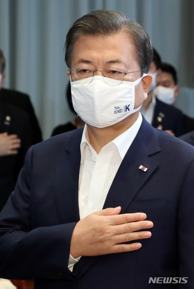 [서울=뉴시스]박영태 기자 = 문재인 대통령이 23일 오전 청와대 여민관에서 열린 제32회 국무회의 및 수도권 방역 대책회의에 참석해 '122609 태극기 배지'를 달고 국민의례를 하고 있다. '122609태극기 배지'는 6.25 전쟁 후 유족의 품으로 돌아오지 못한 12만 2609명의 호국 영웅들을 기리기 위해 만든 배지이다.2020.06.23.&nbsp; since1999@newsis.com