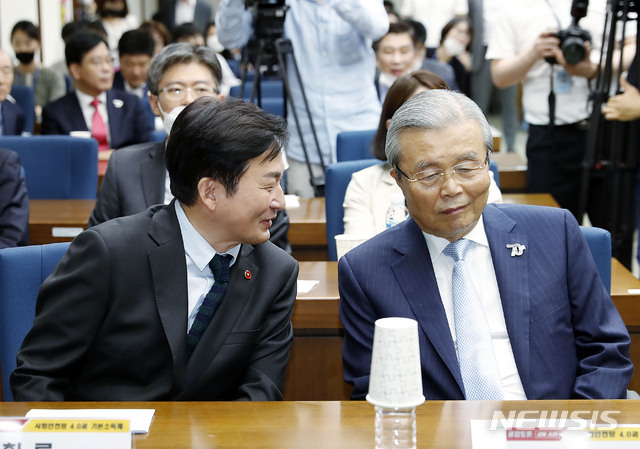 [서울=뉴시스] 최동준 기자 = 김종인 미래통합당 비상대책위원장이 23일 서울 여의도 국회 도서관 소회의실에서 열린 '사회안전망 4.0 정책토론회'에 참석해 원희룡 제주지사와 대화하고 있다. 2020.06.23.&nbsp; photocdj@newsis.com