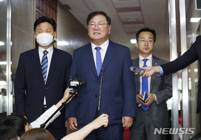 [서울=뉴시스] 김진아 기자 = 김태년 더불어민주당 원내대표가 23일 서울 여의도 국회에서 국회의장과 면담 후 취재진의 질문에 답하고 있다. 2020.06.23.&nbsp; bluesoda@newsis.com
