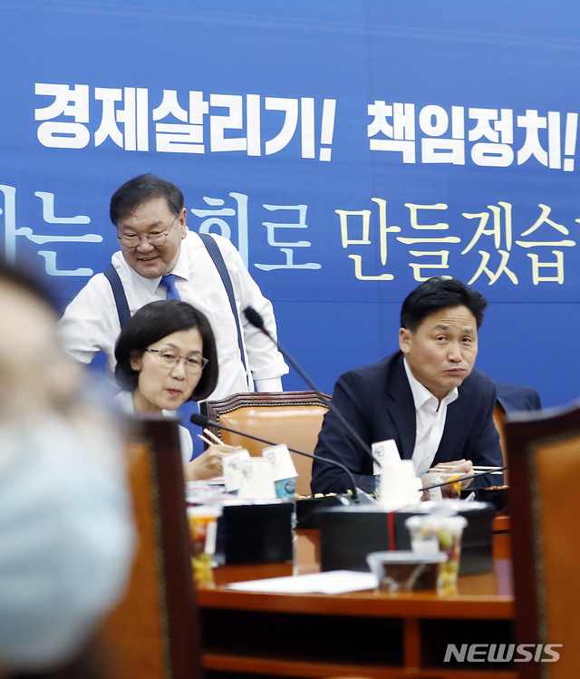 [서울=뉴시스] 최동준 기자 = 김태년 더불어민주당 원내대표가 23일 서울 여의도 국회 원내대표실에서 김영진 원내수석부대표를 비롯한 간사단과 도시락 비공개 연석회의를 하고 있다. 2020.06.23. photocdj@newsis.com