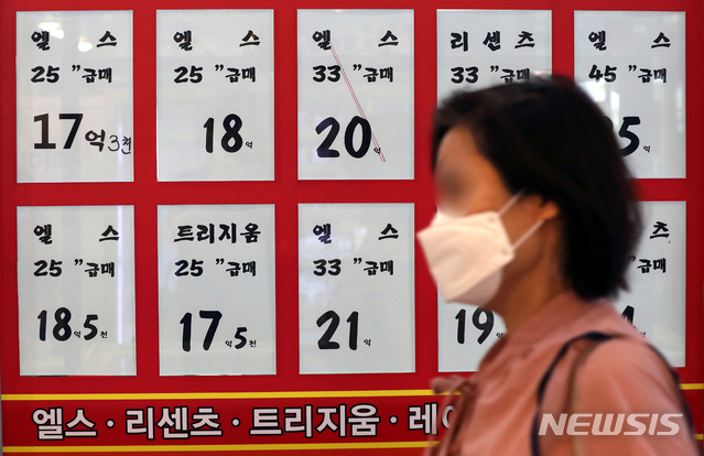 [서울=뉴시스] 이윤청 기자 = 앞으로 1년간 서울 송파구 잠실동, 강남구 삼성·대치·청담동 등 총 4개동이 토지거래허가구역으로 지정돼, 해당 지역 부동산 매입 시 구청장의 허가를 받아야 한다. 23일 국토교통부, 서울시 등에 따르면 지난 17일 서울특별시도시계획위원회를 통과한 잠실~코엑스 일대 국제교류복합지구 인근 14.4㎢에 대한 토지거래허가구역 지정안이 공고기간(5일)을 지나 이날부터 발효된다. 사진은 23일 서울 송파구 부동산중개업소 밀집지역의 모습. 2020.06.23. radiohead@newsis.com