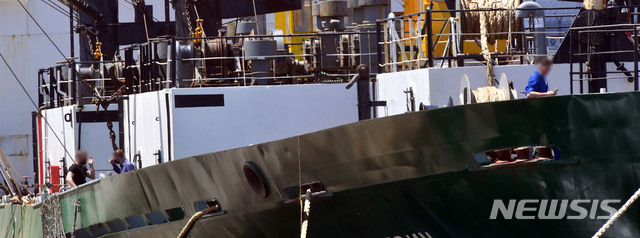 [부산=뉴시스] 하경민 기자 = 선원 21명 중 16명이 신종 코로나바이러스 감염증(코로나19) 양성 판정을 받은 러시아 국적 냉동화물선 A호(3933t)가 23일 오전 부산 감천항에 정박 중인 가운데 선원들이 갑판 위에서 대화하고 있다. 2020.06.23.&nbsp; yulnetphoto@newsis.com