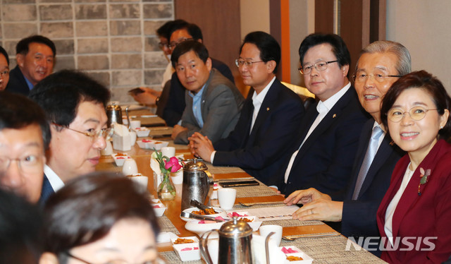 [서울=뉴시스] 장세영 기자 = 김종인 미래통합당 비상대책위원장이 23일 서울 여의도의 한 중식당에서 열린 '재선 의원들과의 오찬'에 참석해 의원들과 대화를 나누고 있다. 2020.06.23. photothink@newsis.com