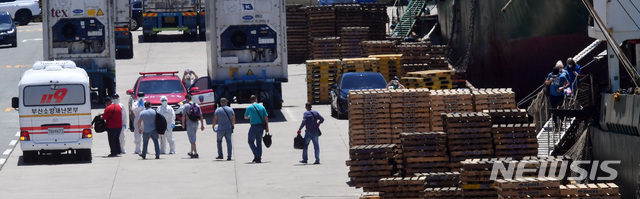 [부산=뉴시스] 하경민 기자 = 부산 감천항에 입항한 러시아 국적 냉동화물선 A호(3933t)의 선원 21명 중 16명이 신종 코로나바이러스 감염증(코로나19) 확진 판정을 받은 가운데 23일 오후 부산의료원으로 이송되는 확진 선원들이 A호에서 하선해 부산소방재난본부의 차량에 탑승하고 있다. 2020.06.23. yulnetphoto@newsis.com