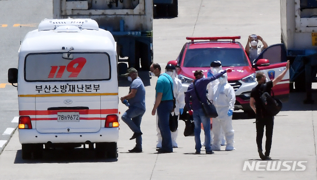 [부산=뉴시스] 하경민 기자 = 부산 감천항에 입항한 러시아 국적 냉동화물선 A호(3933t)의 선원 21명 중 16명이 신종 코로나바이러스 감염증(코로나19) 확진 판정을 받은 가운데 23일 오후 부산의료원으로 이송되는 확진 선원들이 A호에서 하선해 부산소방재난본부의 차량에 탑승하고 있다. 2020.06.23.  yulnetphoto@newsis.com