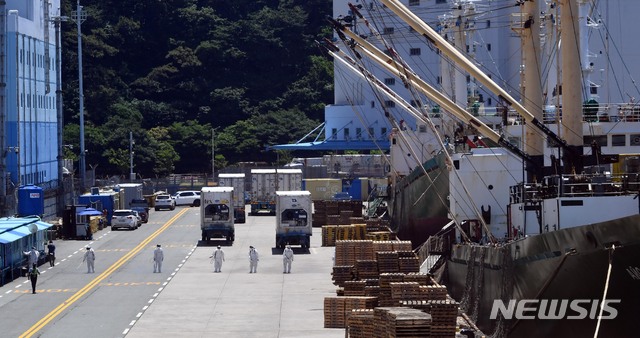 [부산=뉴시스] 하경민 기자 = 부산 감천항에 입항한 러시아 국적 냉동화물선 A호(3933t)의 선원 21명 중 16명이 신종 코로나바이러스 감염증(코로나19) 확진 판정을 받은 가운데 23일 오후 부산의료원으로 이송되는 확진 선원들을 태운 부산소방재난본부의 차량이 감천항을 빠져나가자 방역소독이 진행되고 있다. 2020.06.23.&nbsp; yulnetphoto@newsis.com