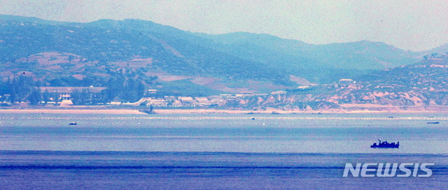 [연평도=뉴시스]박주성 기자 = 인천시 옹진군 대연평도에서 바라본 북한 옹진군의 한 마을 모습. 2020.06.23. park7691@newsis.com