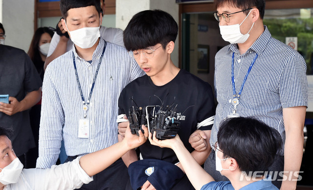 [안동=뉴시스] 이무열 기자 = n번방 최초 개설자인 '갓갓'과 함께 성 착취물을 제작·유포하고 피해자를 협박·성폭행해 구속된 안승진(25)이 23일 오후 경북 안동경찰서에 마련된 포토라인에서 "피해자들에게 죄송합니다"라고 말한 뒤 대구지방검찰청 안동지청으로 송치되고 있다. 2020.06.23.lmy@newsis.com