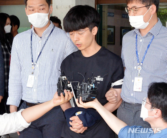 [안동=뉴시스] 이무열 기자 = n번방 최초 개설자인 '갓갓'과 함께 성 착취물을 제작·유포하고 피해자를 협박·성폭행해 구속된 안승진(25)이 23일 오후 경북 안동경찰서에 마련된 포토라인에서 "피해자들에게 죄송합니다"라고 말한 뒤 대구지방검찰청 안동지청으로 송치되고 있다. 2020.06.23. lmy@newsis.com 