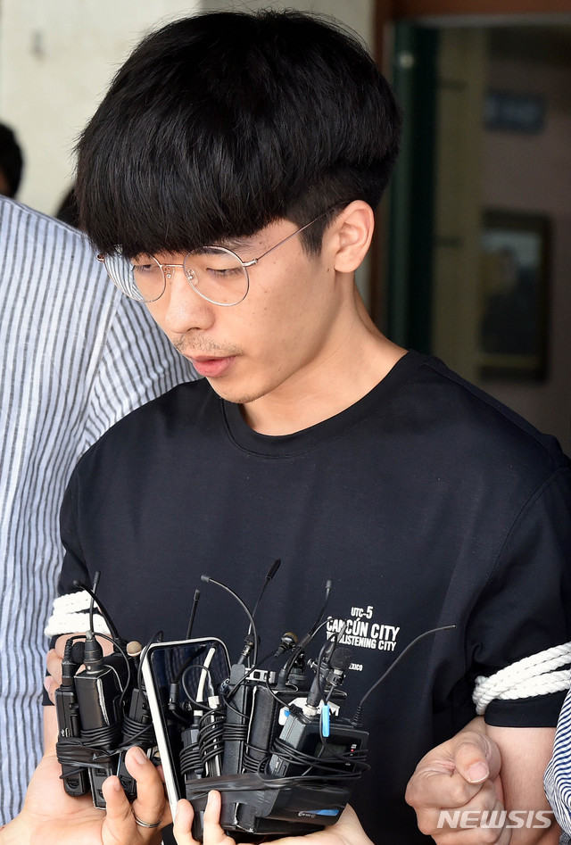 [안동=뉴시스] 이무열 기자 = n번방 최초 개설자인 '갓갓'과 함께 성 착취물을 제작·유포하고 피해자를 협박·성폭행해 구속된 안승진(25)이 23일 오후 경북 안동경찰서에 마련된 포토라인에서 "피해자들에게 죄송합니다"라고 말한 뒤 대구지방검찰청 안동지청으로 송치되고 있다. 2020.06.23.lmy@newsis.com