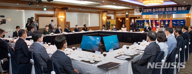 [서울=뉴시스]정경두 국방부 장관이 23일 서울 용산구 육군회관에서 열린 대체역 심사위원 임명 및 위촉식에 참석해 인사말을 하고 있다. (사진=국방부 제공) 2020.06.23. photo@newsis.com