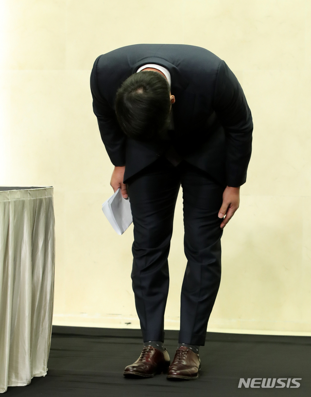 [서울=뉴시스] 조수정 기자 = 국내 프로야구 KBO리그 복귀를 추진중인 전 메이저리거 강정호가 23일 오후 서울 상암동 스탠포드호텔에서 기자회견을 열고 '음주운전 삼진아웃'과 등과 관련 사과하고 있다. 2020.06.23. chocrystal@newsis.com