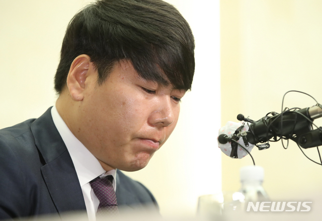 [서울=뉴시스] 조수정 기자 = 국내 프로야구 KBO리그 복귀를 추진중인 전 메이저리거 강정호가 23일 오후 서울 상암동 스탠포드호텔에서 기자회견을 열고 '음주운전 삼진아웃'과 등과 관련 사과하고 있다. 2020.06.23. chocrystal@newsis.com