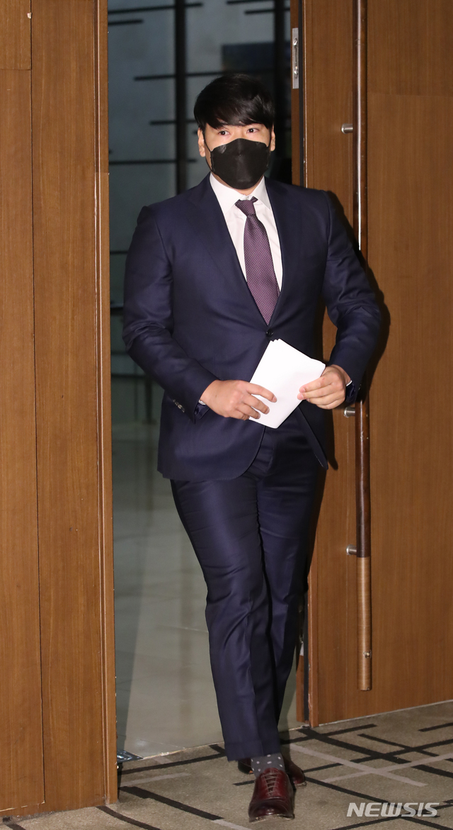 [서울=뉴시스] 조수정 기자 = 국내 프로야구 KBO리그 복귀를 추진중인 전 메이저리거 강정호가 23일 오후 서울 상암동 스탠포드호텔에서 '음주운전 삼진아웃'과 등과 관련 사과 기자회견을 위해 입장하고 있다. 2020.06.23. chocrystal@newsis.com