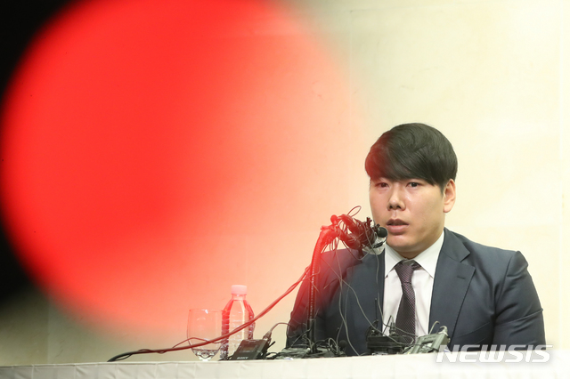 [서울=뉴시스] 조수정 기자 = 국내 프로야구 KBO리그 복귀를 추진중인 전 메이저리거 강정호가 23일 오후 서울 상암동 스탠포드호텔에서 기자회견을 열고 '음주운전 삼진아웃'과 등과 관련 사과하고 있다. 2020.06.23. chocrystal@newsis.com