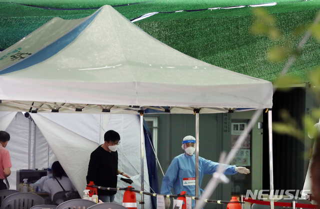 [인천=뉴시스] 이종철 기자 = 폭염이 이어지는 23일 오전 인천시 미추홀구보건소 신종 코로나바이러스 감염증(코로나19) 선별진료소에서 의료진이 검사를 받으러 온 시민을 안내하고 있다. 2020.06.23.&nbsp; jc4321@newsis.com