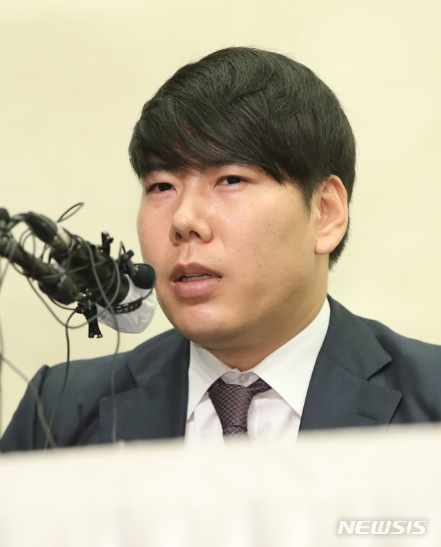 [서울=뉴시스] 조수정 기자 = 국내 프로야구 KBO리그 복귀를 추진중인 전 메이저리거 강정호가 23일 오후 서울 상암동 스탠포드호텔에서 기자회견을 열고 '음주운전 삼진아웃' 등과 관련 사과하고 있다. 2020.06.23.&nbsp; chocrystal@newsis.com 