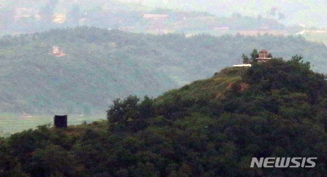[파주=뉴시스] 고범준 기자 = 북한이 지난 2018년 4·27 판문점 선언 합의에 따라 철거했던 대남확성기 방송 시설을 다시 설치하고 있는 것으로 드러난 23일 오후 경기도 파주시 오두산 통일전망대에서 바라본 북한 지역에 확성기가 설치된 모습이 보이고 있다. 2020.06.23. bjko@newsis.com