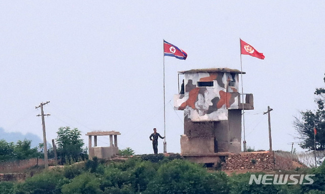 [파주=뉴시스] 고범준 기자 = 북한이 지난 2018년 4·27 판문점 선언 합의에 따라 철거했던 대남확성기 방송 시설을 다시 설치하고 있는 것으로 드러난 23일 오후 경기도 파주시 접경지역 철조망을 경계로 북한 초소가 보이고 있다. 2020.06.23. bjko@newsis.com