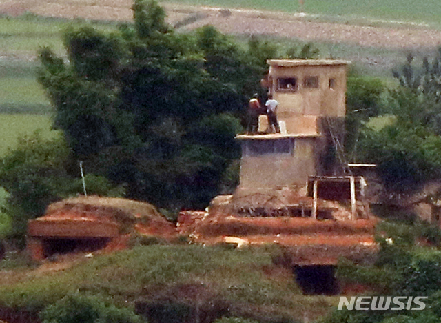 [파주=뉴시스] 고범준 기자 = 북한이 지난 2018년 4·27 판문점 선언 합의에 따라 철거했던 대남확성기 방송 시설을 다시 설치하고 있는 것으로 드러난 23일 오후 경기도 파주시 오두산 통일전망대에서 바라본 개풍군 일대 초소에서 북한군들이 초소 정비 작업을 하고 있다. 2020.06.23. bjko@newsis.com