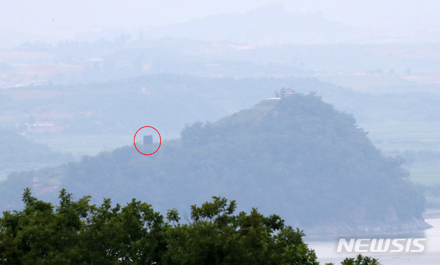 [파주=뉴시스] 고범준 기자 = 북한이 지난 2018년 4·27 판문점 선언 합의에 따라 철거했던 대남확성기 방송 시설을 다시 설치하고 있는 것으로 드러난 23일 오후 경기도 파주시 오두산 통일전망대에서 바라본 북한 지역에 확성기가 설치된 모습이 보이고 있다. 2020.06.23. bjko@newsis.com