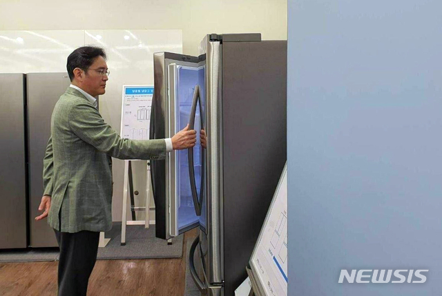 [서울=뉴시스]이재용 삼성전자 부회장이 23일 경기도 수원에 위치한 삼성전자 생활가전사업부를 방문해 제품을 살펴보고 있다. (사진=삼성전자 제공) 2020.06.23. photo@newsis.com