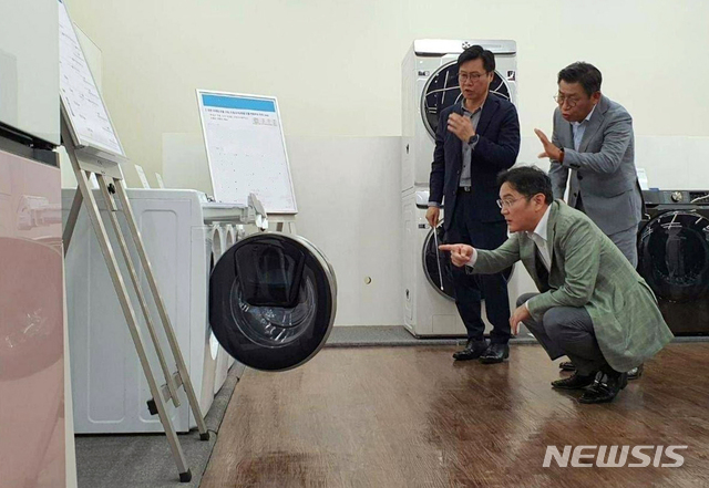 [서울=뉴시스]이재용 삼성전자 부회장이 23일 경기도 수원에 위치한 삼성전자 생활가전사업부를 방문해 제품을 살펴보고 있다. (사진=삼성전자 제공) 2020.06.23.&nbsp; photo@newsis.com