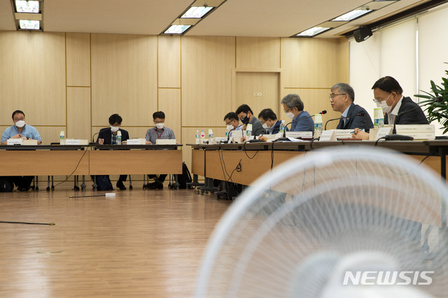 [서울=뉴시스]김성수 과학기술정보통신부 과학기술혁신본부장이 지난 23일 오후 서울 종로구 KT광화문빌딩 국가과학기술자문회의 대회의실에서 열린 '제21회 국가과학기술자문회의 심의회의 운영위원회' 를 주재하고 있다. (사진=과학기술정보통신부 제공) 2020.06.23. photo@newsis.com