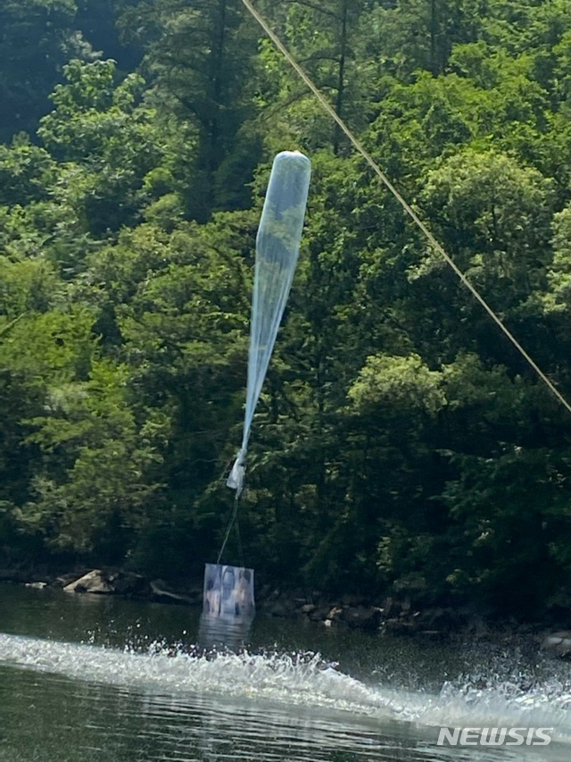 [서울=뉴시스]23일 강원도 홍천군 서면 마곡리 인근에서 대북전단 살포용 풍선이 발견됐다. 자유북한운동연합은 전날 밤 11시 경기 파주시 월롱면 덕은리에서 대형 풍선 20개를 동원해 대북전단을 기습 살포했다고 밝혔다. (사진=강원도민일보 제공) 2020.06.23. photo@newsis.com