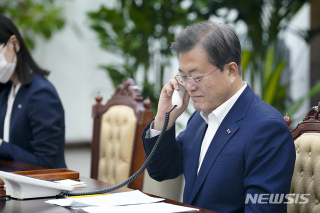 [서울=뉴시스]문재인 대통령이 23일 오후 청와대 여민관에서 레제프 타이이프 에르도안 터키 대통령과 전화 통화하고 있다. (사진=청와대 제공) 2020.06.23. photo@newsis.com