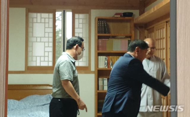 [서울=뉴시스]전신 기자 = 김태년 더불어민주당 원내대표가 23일 오후 강원도 고성 화암사에서 주호영 미래통합당 원내대표를 만나고 있다. (사진=BBS 불교방송 제공) 2020.06.23.&nbsp; photo@newsis.com