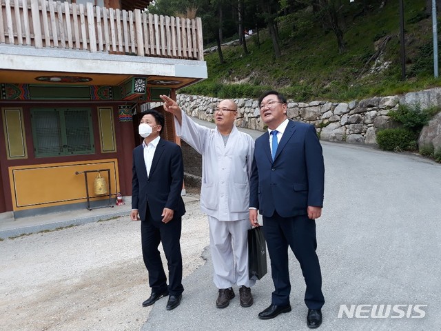 [서울=뉴시스]전신 기자 = 김태년 더불어민주당 원내대표와 김영진 원내수석부대표가 23일 오후 강원도 고성 화암사에서 주호영 미래통합당 원내대표를 만나기 위해 경내로 들어서고 있다. (사진=BBS 불교방송 제공) 2020.06.23.&nbsp; photo@newsis.com