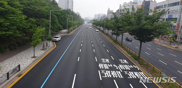 [안양=뉴시스] 박석희 기자 =저소음재료로 새롭게 포장된 도로 현장. 