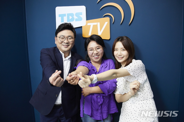 [서울=뉴시스] TBS TV 시샤 교양 프로그램 '뉴스공장 외전 - 더 룸'에 출연하는 MC 박지훈 변호사(왼쪽부터). 노영희 변호사, 박지희 TBS 아나운서 (사진=TBS 제공) 2020.06.24. photo@newsis.com&nbsp; 