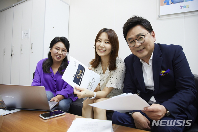 [서울=뉴시스] TBS TV 시샤 교양 프로그램 '뉴스공장 외전 - 더 룸'에 출연하는 MC 노영희 변호사(왼쪽부터),&nbsp; 박지희 TBS 아나운서, 박지훈 변호사. (사진=TBS 제공) 2020.06.24. photo@newsis.com&nbsp; 