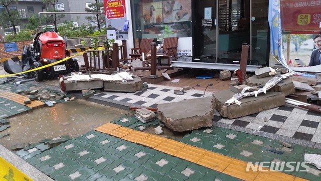 [서울=뉴시스] 지난해 6월24일 경기 의정부 실내수영장의 물탱크가 파열되면서 건물 외벽이 무너져 인도로 덮쳤다. (사진= 뉴시스 DB) photo@newsis.com